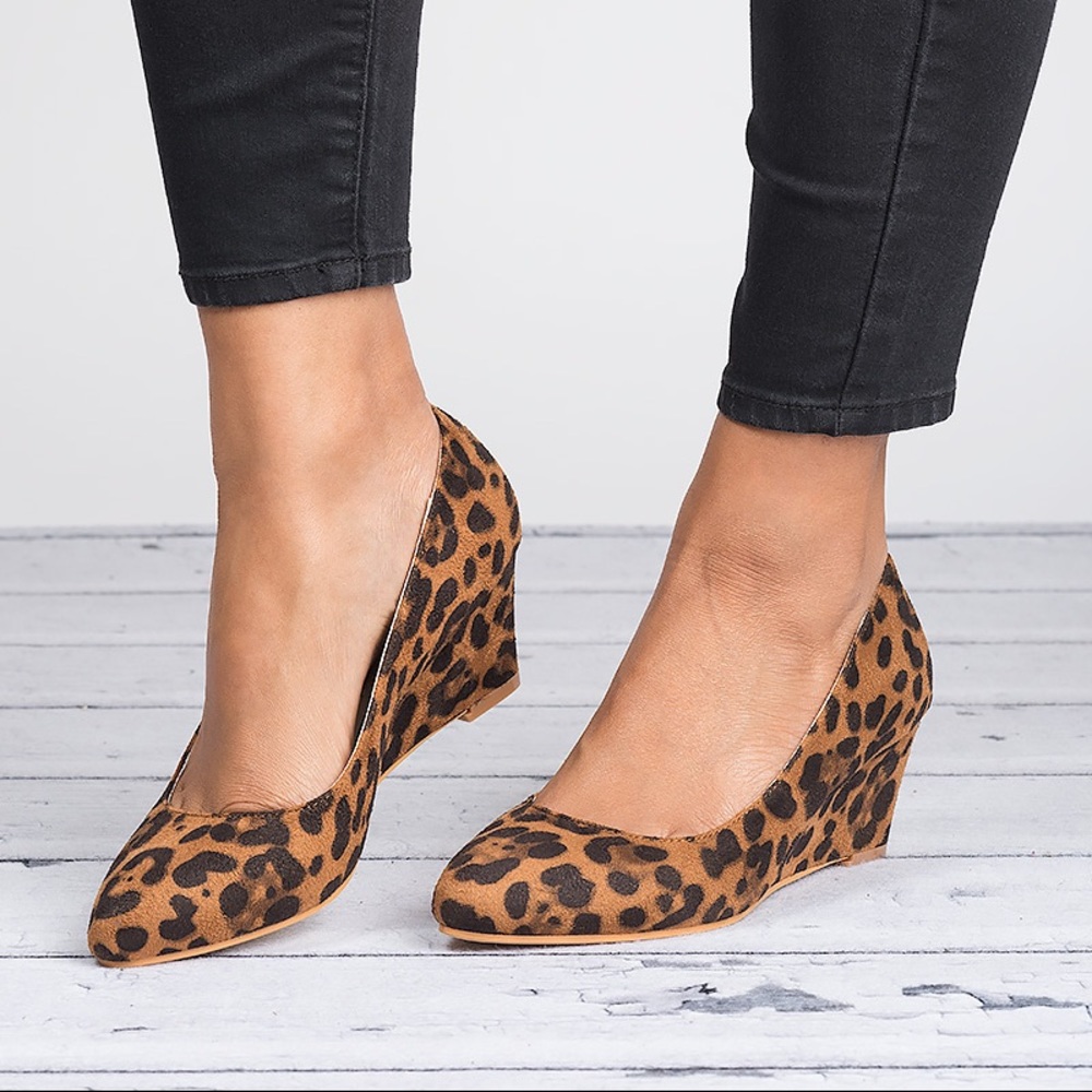 👠 Leopard Faux Suede Wedges
